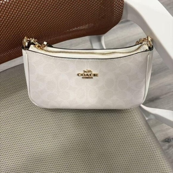 Coach Elegant White Shoulder Bag with Gold Chain - Picture 2 of 6